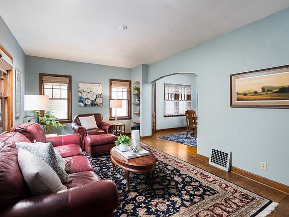 3rd image of 906 E Meadow Pl
