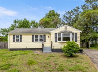 28 Bog Hollow Rd, Springfield, MA 01109