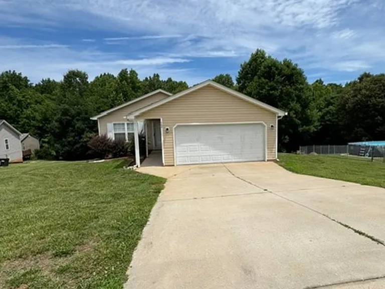 702 Patriot Ln — Photo 15