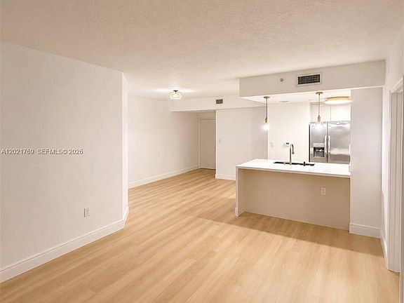 4th image of 275 NE 18th St APT 910
