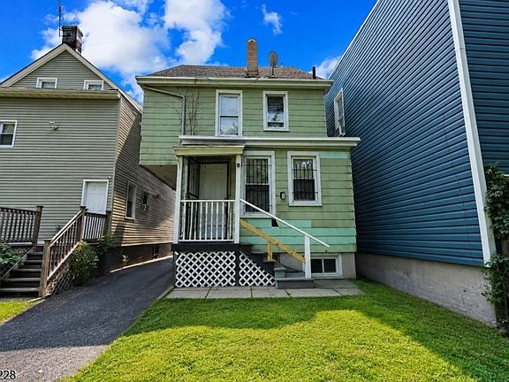 3rd image of 27 Cummings St