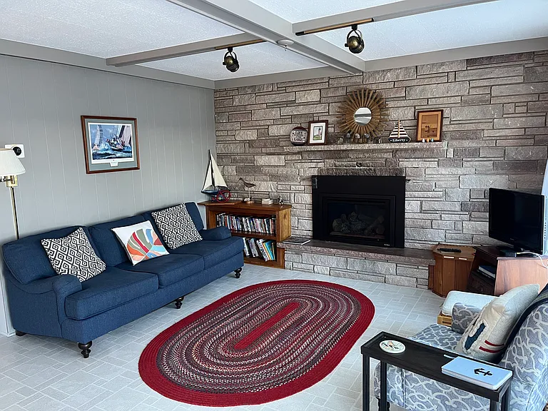 1745 Shady Bend Ln — Photo 12
