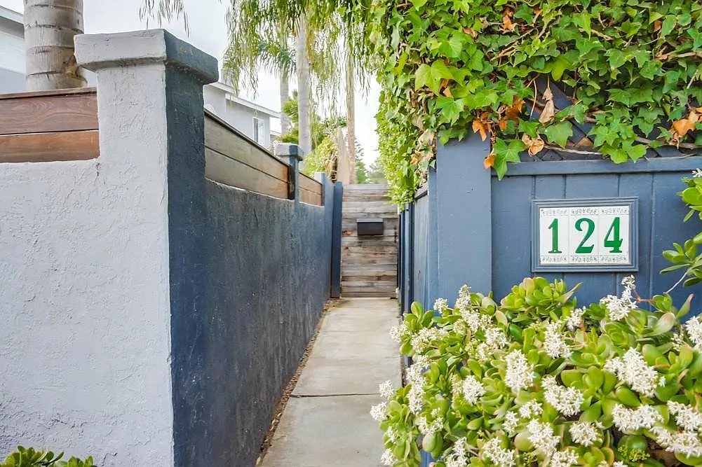 Street Entry - 124 Melrose Ave
