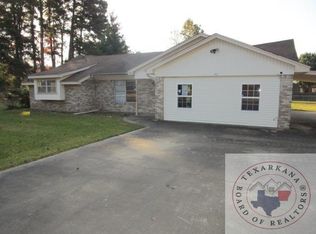 302 Brown Dr, Wake Village, TX 75501