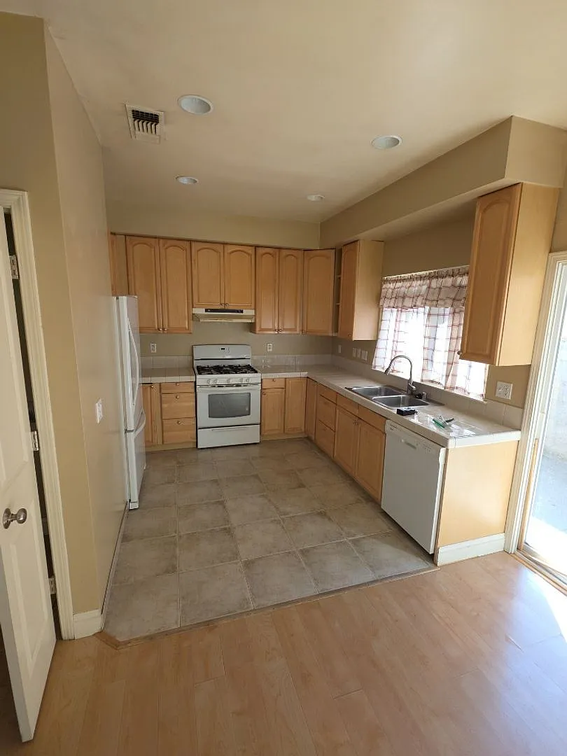 10401 Point Lakeview Rd Unit B — Photo 3