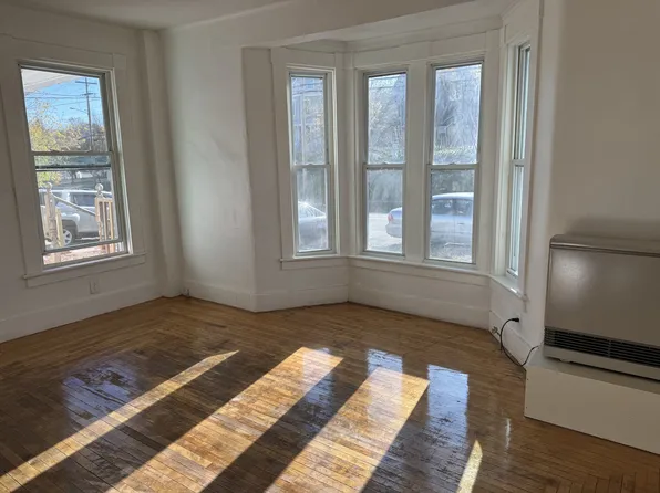 270 S Main St #3, Hardwick, VT 05843