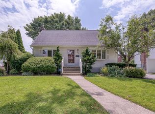 82 Sullivan Rd, Farmingdale, NY 11735