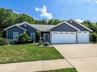 1002 Iowa Dr, Le Claire, IA 52753