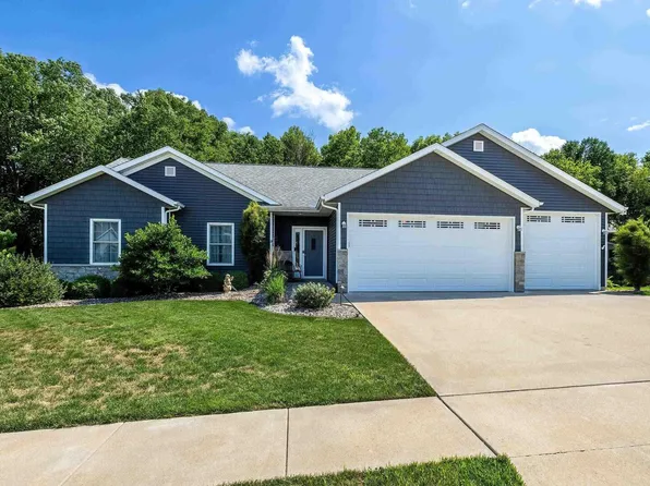 1002 Iowa Dr, Le Claire, IA 52753