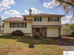 9011 Suffolk Cir, Omaha, NE 68127