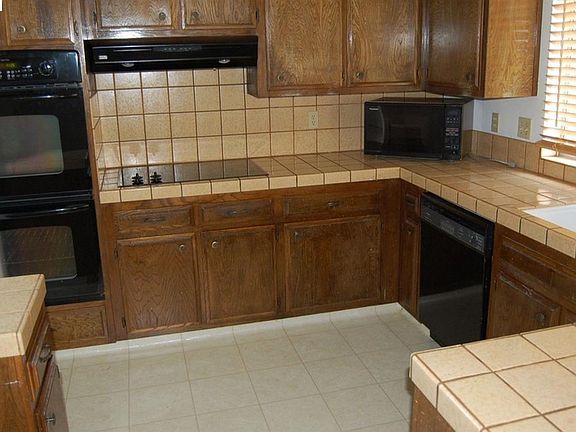 4th image of 1062 Westmont Ct