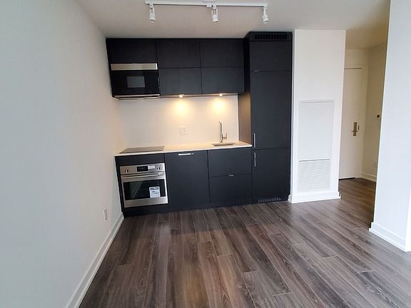 3rd image of 20 Edward St #1320
