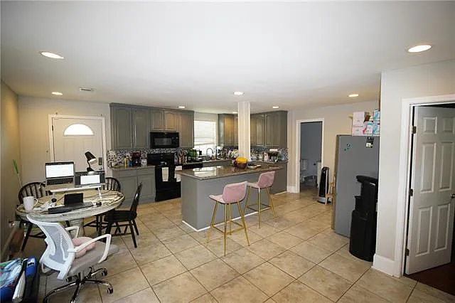 3 bed, 2.5 bath, 1600 sqft, $2,200 — Photo 4