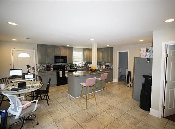 4th image of 3033 Toledano St