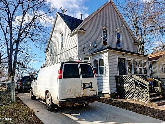 2nd image of 907 Kensington Ave SW