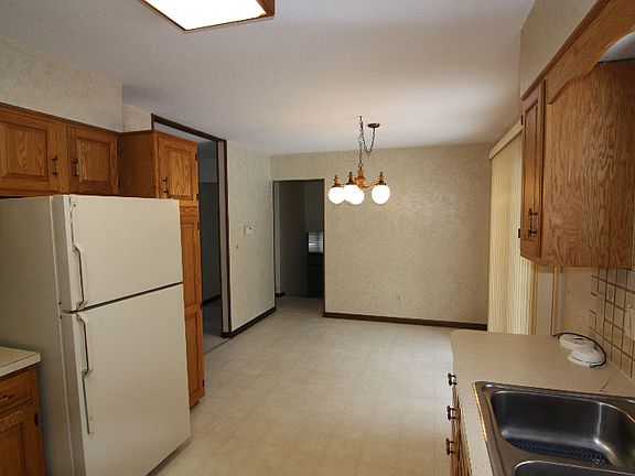 3rd image of 860 Cheryl St