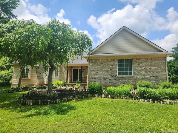 2871 Preston Ln, Howell, MI 48855