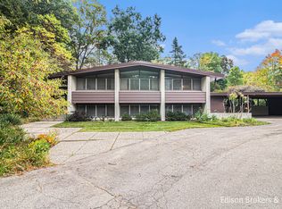 77 Fultonwood Dr SE, Grand Rapids, MI 49503