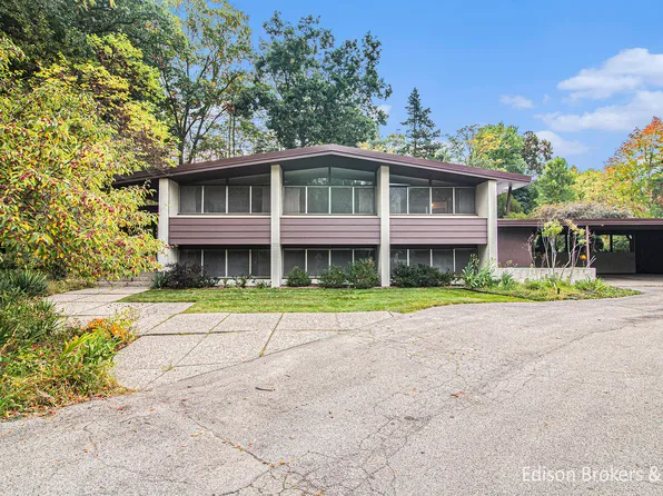77 Fultonwood Dr SE, Grand Rapids, MI 49503