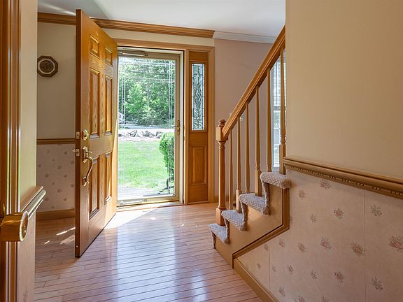 3rd image of 10 Golden Brook Road