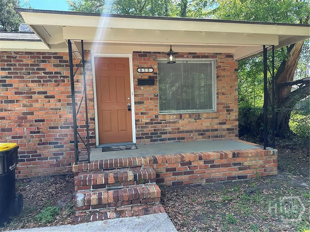 3 bed, 1.0 bath, 864 sqft, $1,600 — Photo 3
