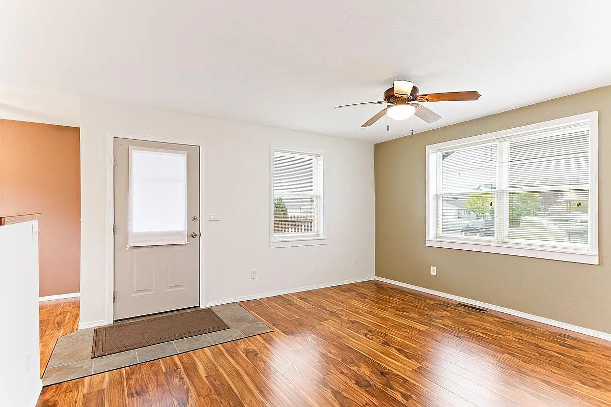 3 bed, 1020 sqft, $1,950 — Photo 2