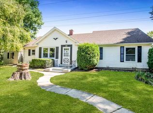 1306 N 120th St, Wauwatosa, WI 53226
