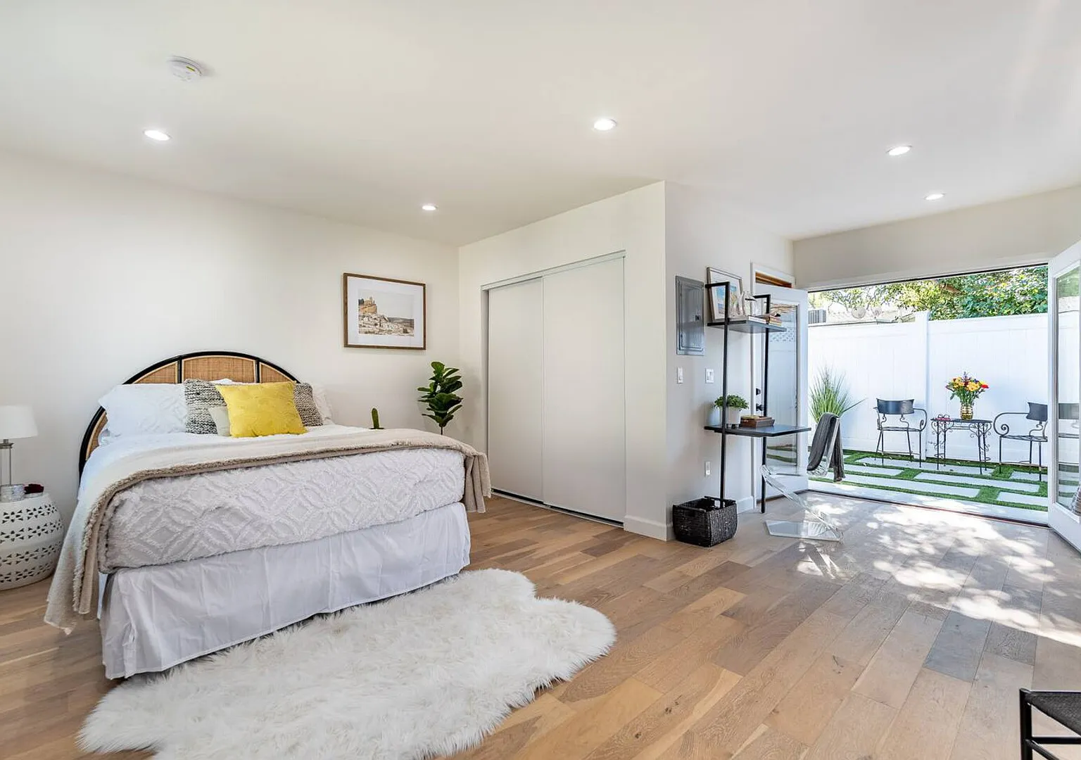 Well Appointed and Charming Guest House in Sherman Oaks — Photo 1
