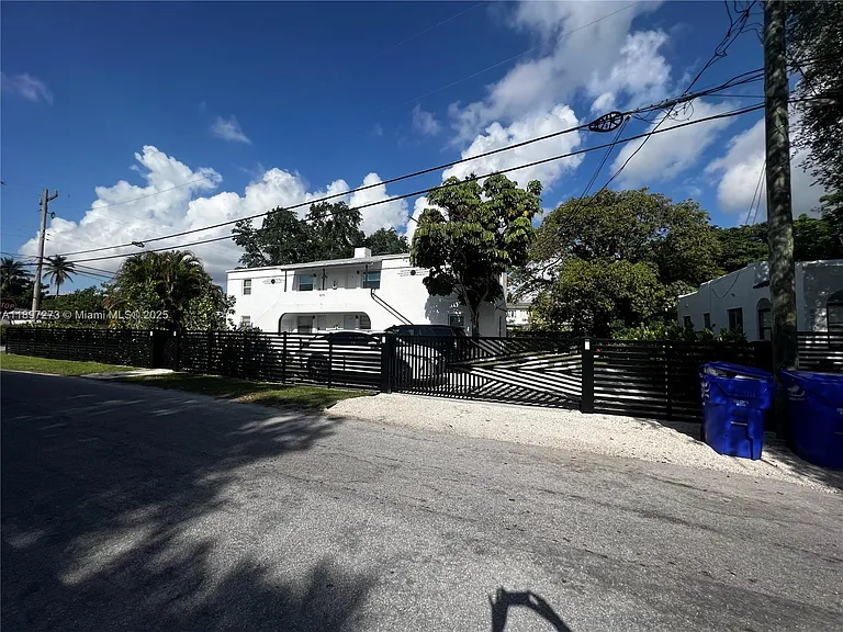 8270 NE 1st Pl — Photo 16