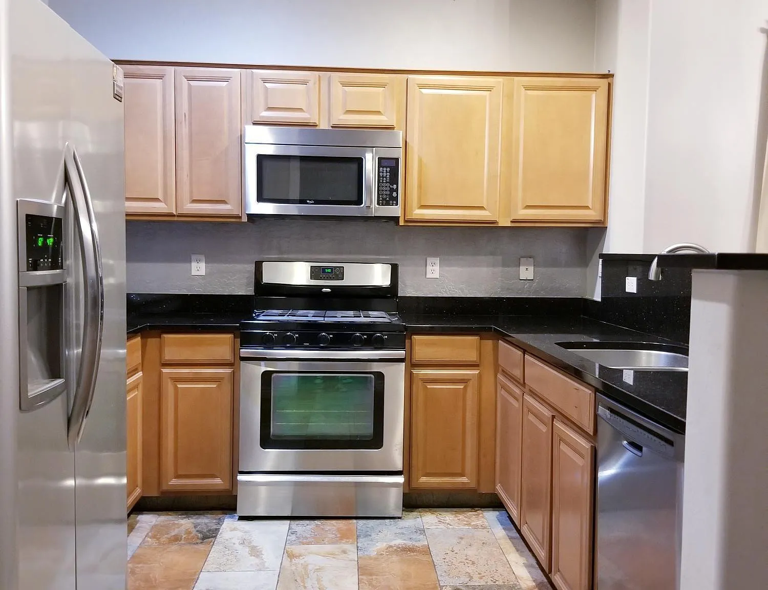 3 bed, 2.0 bath, 1914 sqft, $2,200 — Photo 3