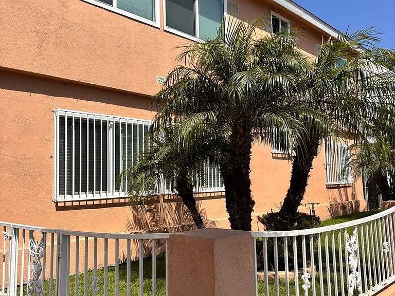 1133 Freeman Ave — Photo 1