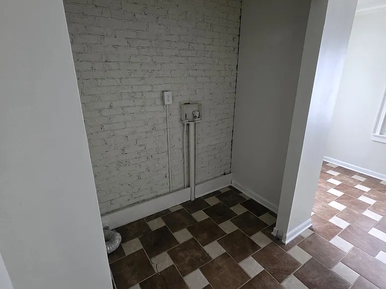 2424 Inga St — Photo 9