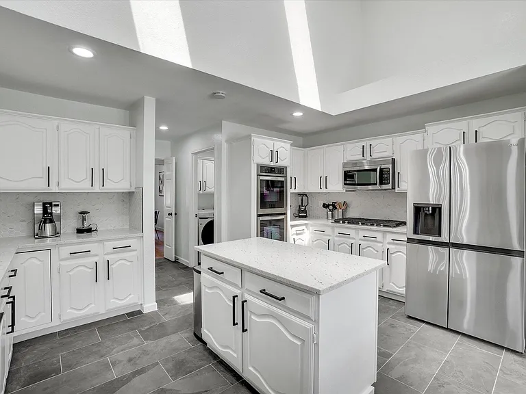 922 Blackstone Dr — Photo 16