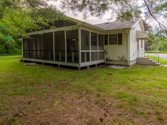 5th image of 102 Schoolhouse Ln