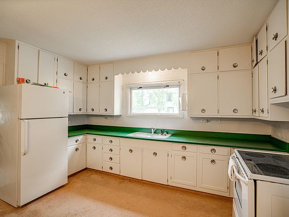 3rd image of 207 6th St N