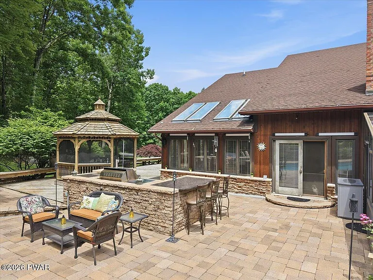 1075 Acacia Dr — Photo 11