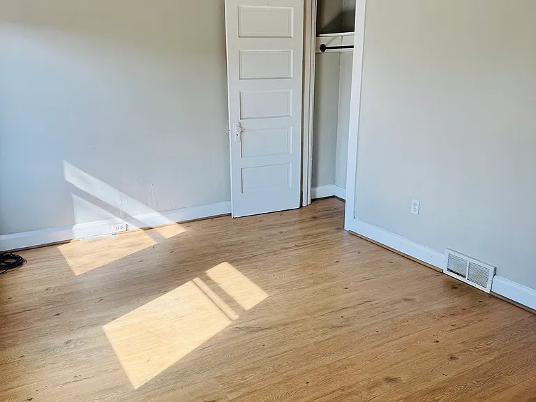 828 Vankirk St — Photo 6