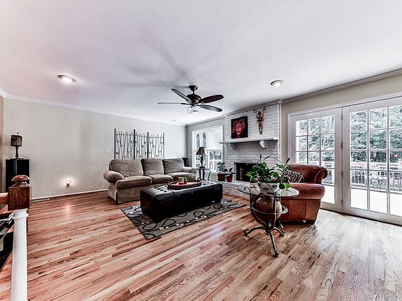 3rd image of 390 Waverly Hall Cir