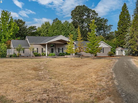 3rd image of 784 Echo Dr