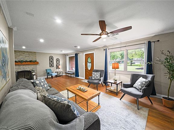 5th image of 887 Stuart Dr