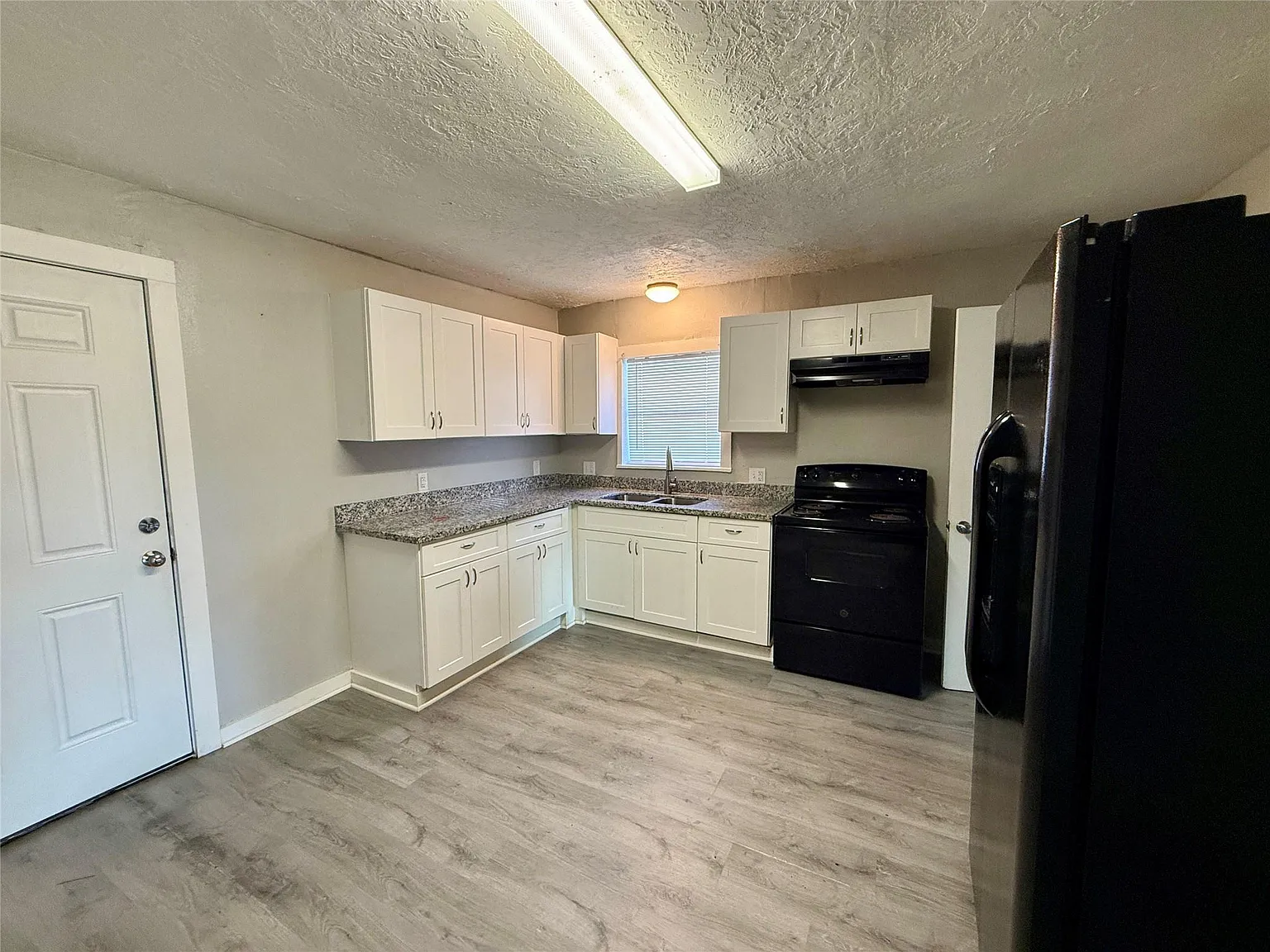 4 bed, 1.0 bath, 1206 sqft, $1,400 — Photo 3