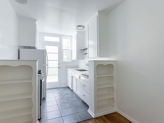 4th image of 346 N Maple Dr #5