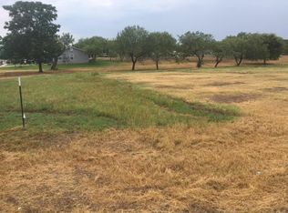 204 Country Club Ln, Uvalde, TX 78801