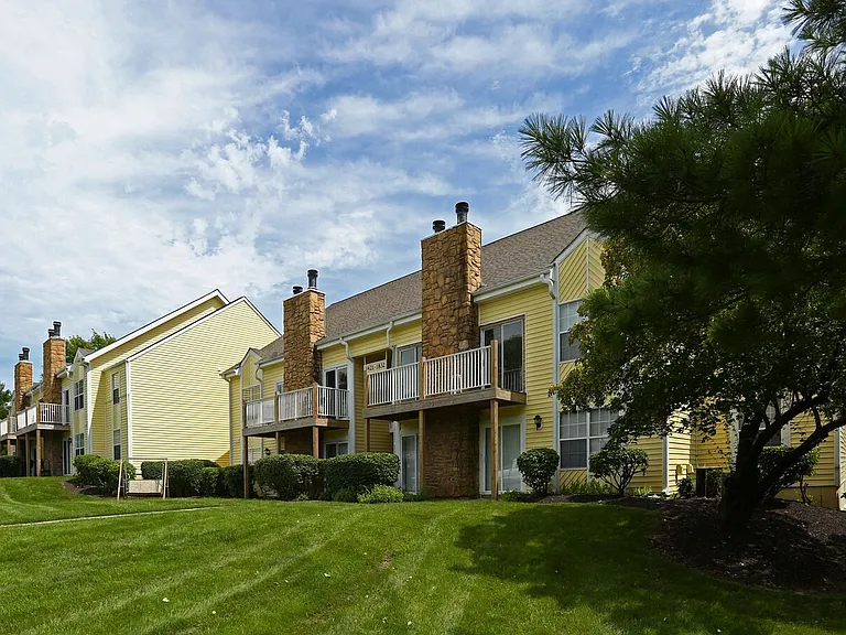 Country Club Place Apartments — Photo 7