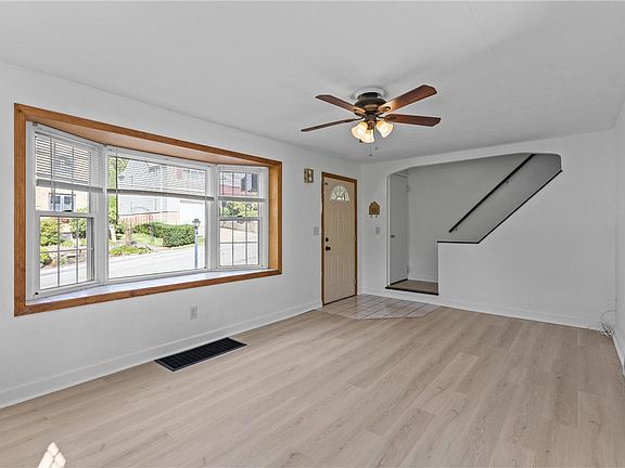 4th image of 103 Peony Ave