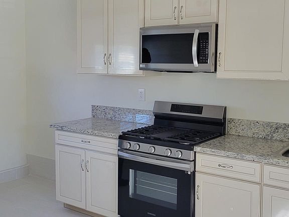 4th image of 9322 Yolanda Ave