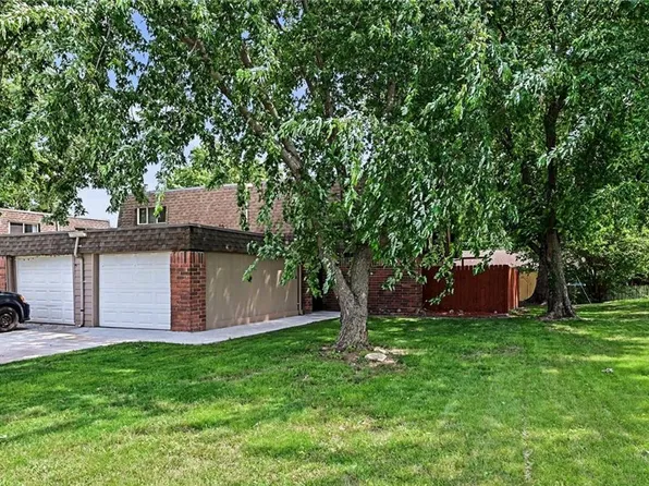 3729 Brush Creek Dr, Lawrence, KS 66047