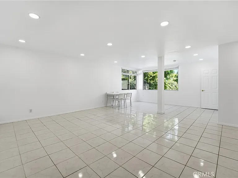 5301 Balboa Blvd #F7 — Photo 8