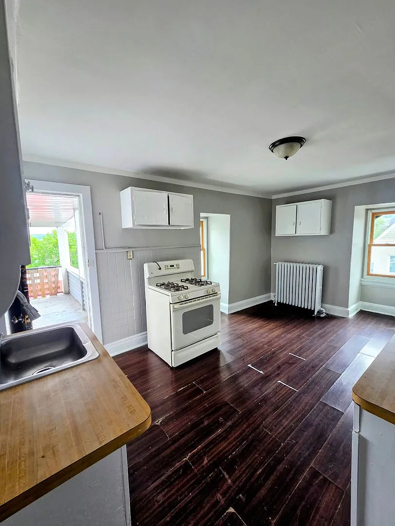 1048 W Walnut Street — Photo 2