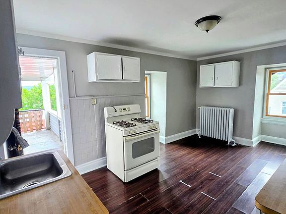 3rd image of 1048 W Walnut St APT 3